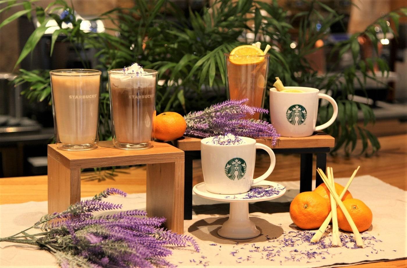 스타벅스 '라벤더 베이지 오트 라떼'와 '뉴이어 시트러스 티'. (스타벅스 제공) ⓒ 뉴스1