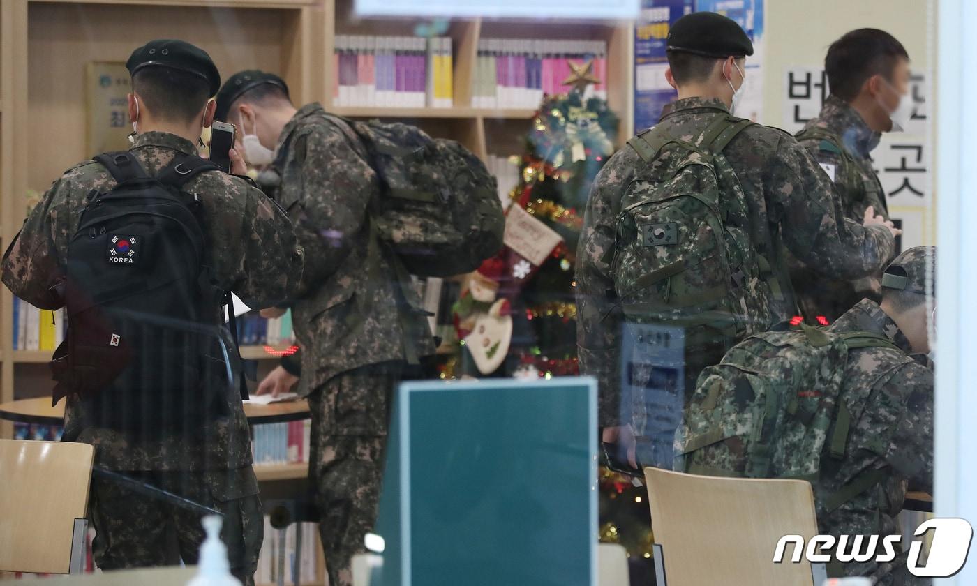 본문 이미지 - 서울역에서 이동 중인 군 장병. 2021.12.31/뉴스1 ⓒ News1 임세영 기자