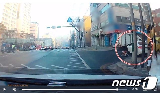 본문 이미지 - 차량 블랙박스에 찍힌 2021년 12월 30일 인천시 미추홀구 관교동 미추홀장애인종합복지관 인근 도로 사고장면.  (사진은 기사 내용과 무관함)  (보배드림 갈무리) ⓒ News1 DB