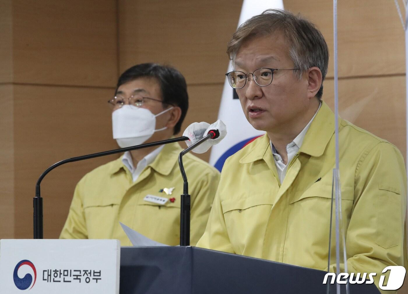 본문 이미지 - 권칠승 중소벤처기업부 장관이 31일 서울 종로구 정부서울청사 브리핑실에서 코로나19 대응 및 손실보상 등에 대한 중대본 브리핑을 하고 있다. 2021.12.31/뉴스1 ⓒ News1 송원영 기자