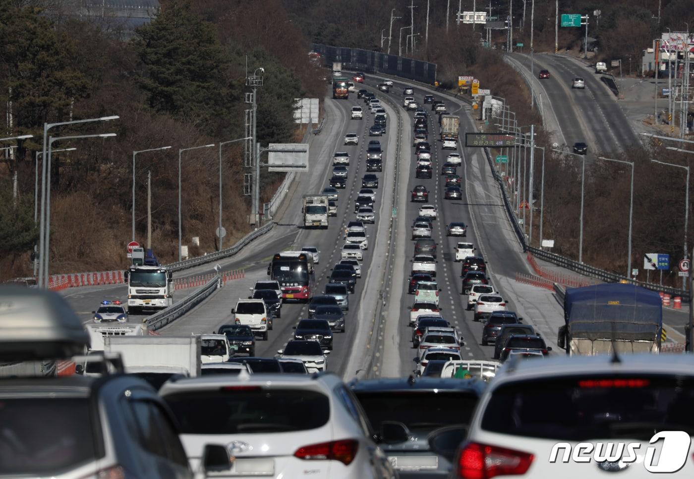 본문 이미지 - 31일 오후 강원 원주시 영동고속도로 강릉방향이 해돋이를 보러 가는 차량들로 붐비고 있다. 2021.12.31/뉴스1 ⓒ News1 신웅수 기자