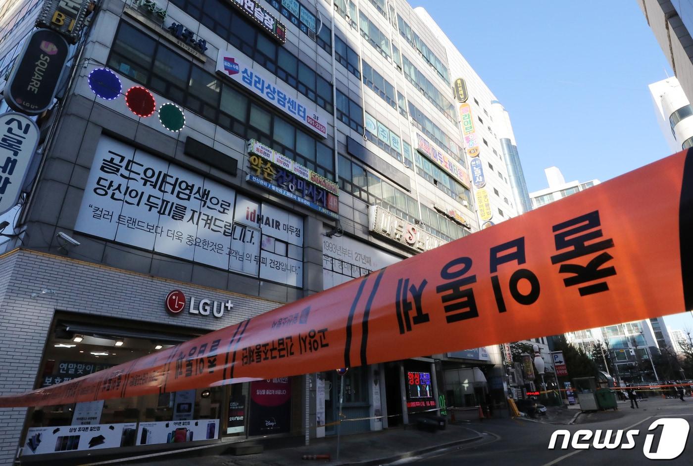 본문 이미지 - 지난해 12월31일 경기도 고양시 일산동구 마두동에 위치한 7층 규모 상가건물에서 지반침하가 발생, 관계자들이 현장을 살피고 있다.  2021.12.31/뉴스1 ⓒ News1 임세영 기자