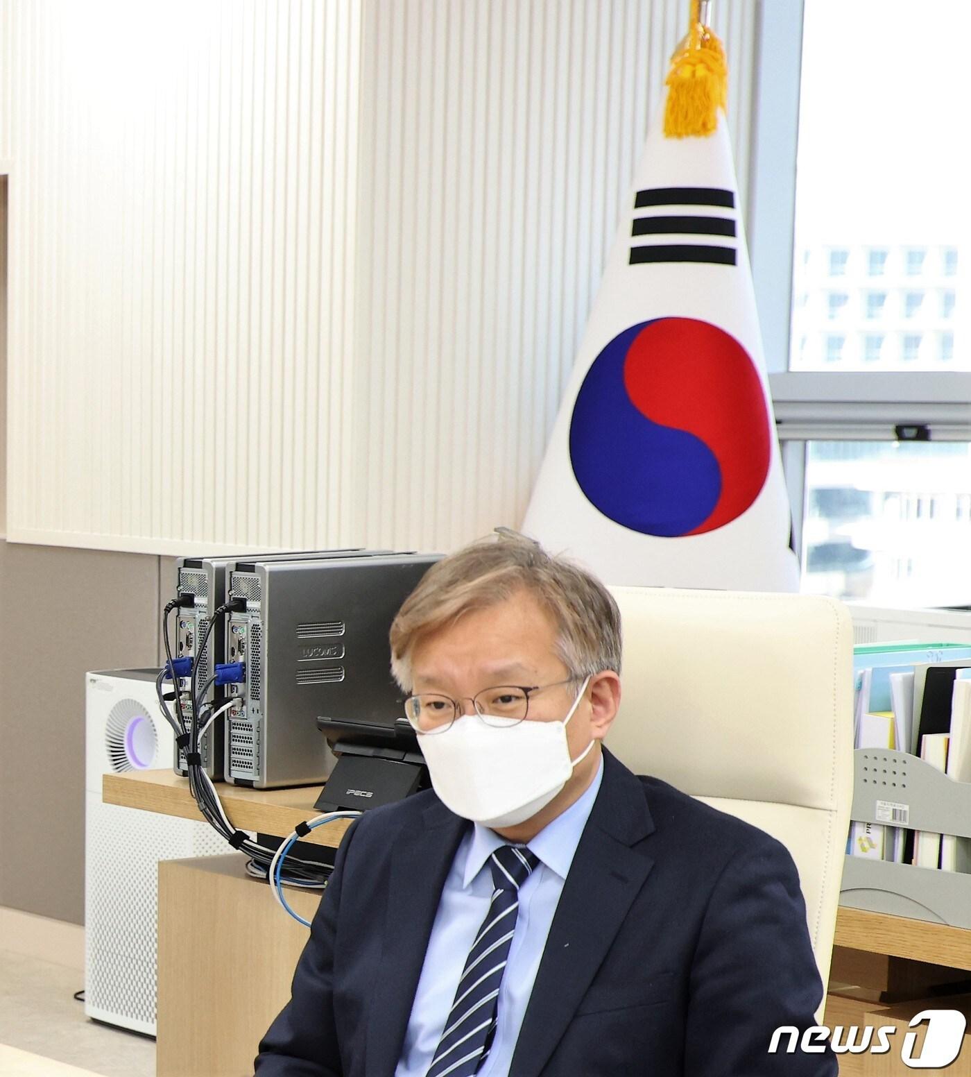 본문 이미지 - 권칠승 중소벤처기업부 장관이 지난 27일 세종특별자치시 중기부 장관집무실에서 뉴스1과 신년대담을 진행하고 있다. ⓒ 뉴스1