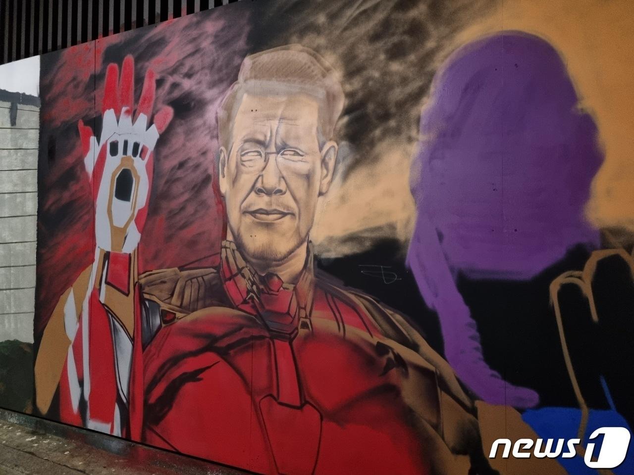 본문 이미지 - 서울 종로구 관철동의 한 중고서점의 벽면에서 4일 작가 닌볼트와 탱크시가가 벽화 대결을 시작했다. ⓒ 뉴스1/정혜민 기자