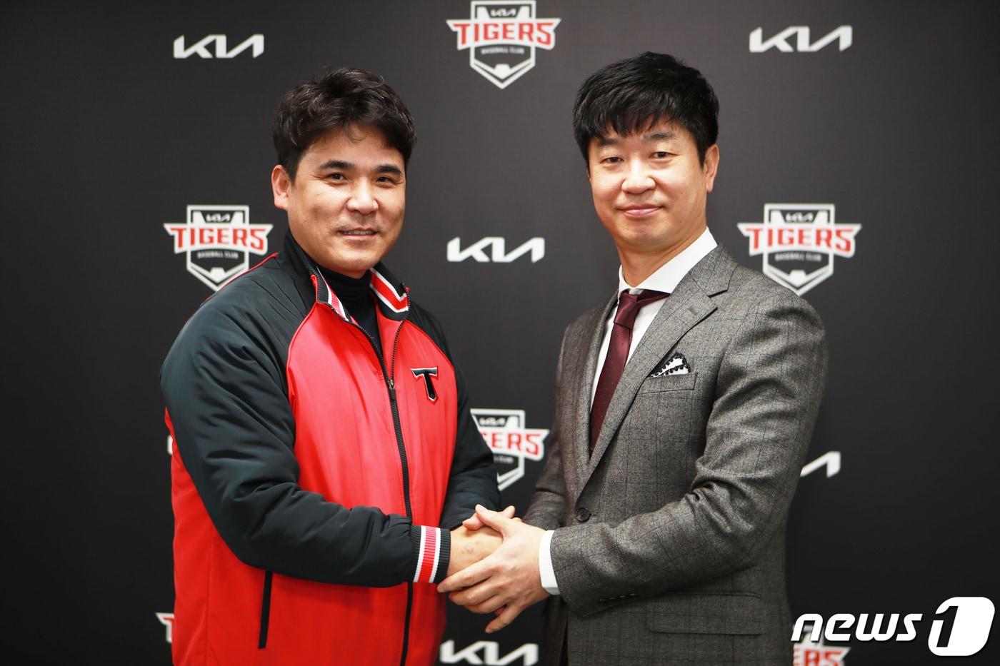 김종국 KIA 타이거즈 신임 감독(오른쪽)과 장정석 단장.  (KIA 제공)ⓒ 뉴스1