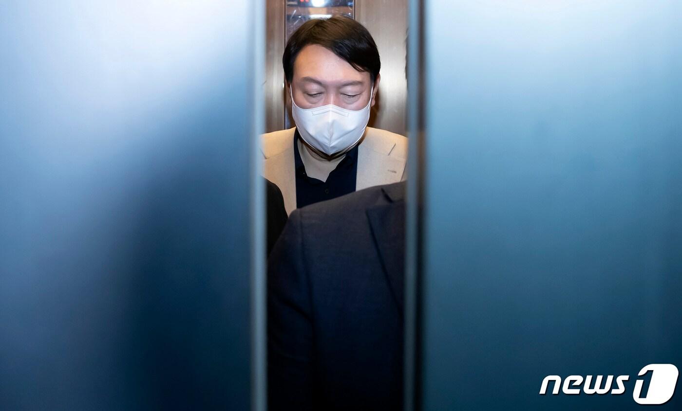 2021년 12월 5일 오전 윤석열 당시 국민의힘 대선 후보(가운데)가 선대위 출범을 앞두고 서울 여의도 당사에 도착해 사무실로 이동하고 있다. 2021.12.5/뉴스1 ⓒ News1 이동해 기자