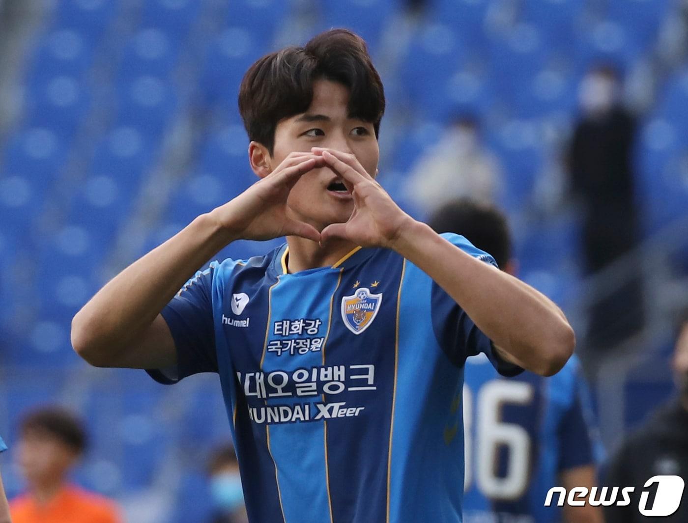 본문 이미지 - 5일 오후 울산 문수축구경기장에서 열린 프로축구 '하나원큐 K리그1 2021' 38라운드 최종전 울산현대와 대구FC의 경기에서 울산 설영우가 선제골을 넣고 세리머니를 하고 있다. 2021.12.5/뉴스1 ⓒ News1 윤일지 기자