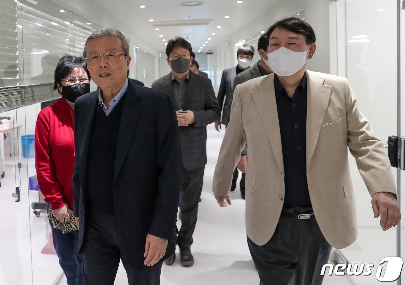 본문 이미지 - 국민의힘 총괄선대위원장직을 수락한 김종인 전 비대위원장이 5일 오후 서울 여의도 당사를 방문해 윤석열 대선 후보를 만나고 있다. (국민의힘 선대위 제공) 2021.12.5/뉴스1