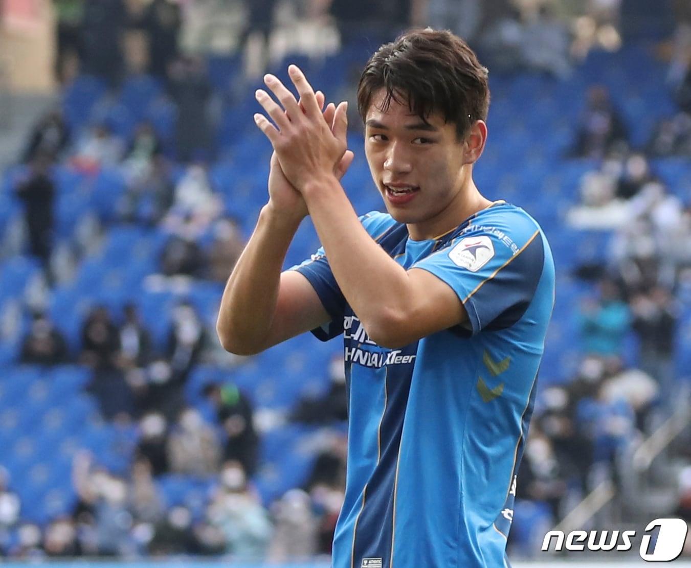 본문 이미지 - 5일 오후 울산 문수축구경기장에서 열린 프로축구 '하나원큐 K리그1 2021' 38라운드 최종전 울산현대와 대구FC의 경기에서 울산 오세훈이 추가골을 넣고 박수를 치고 있다. 2021.12.5/뉴스1 ⓒ News1 윤일지 기자