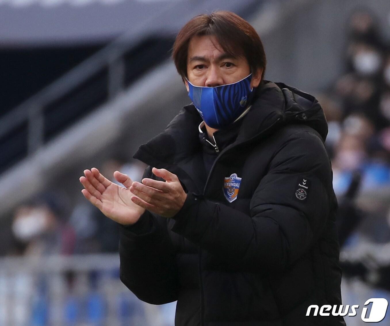 본문 이미지 - 5일 오후 울산 문수축구경기장에서 열린 프로축구 '하나원큐 K리그1 2021' 38라운드 최종전 울산현대와 대구FC의 경기에서 울산 홍명보 감독이 박수를 치고 있다. 2021.12.5/뉴스1 ⓒ News1 윤일지 기자