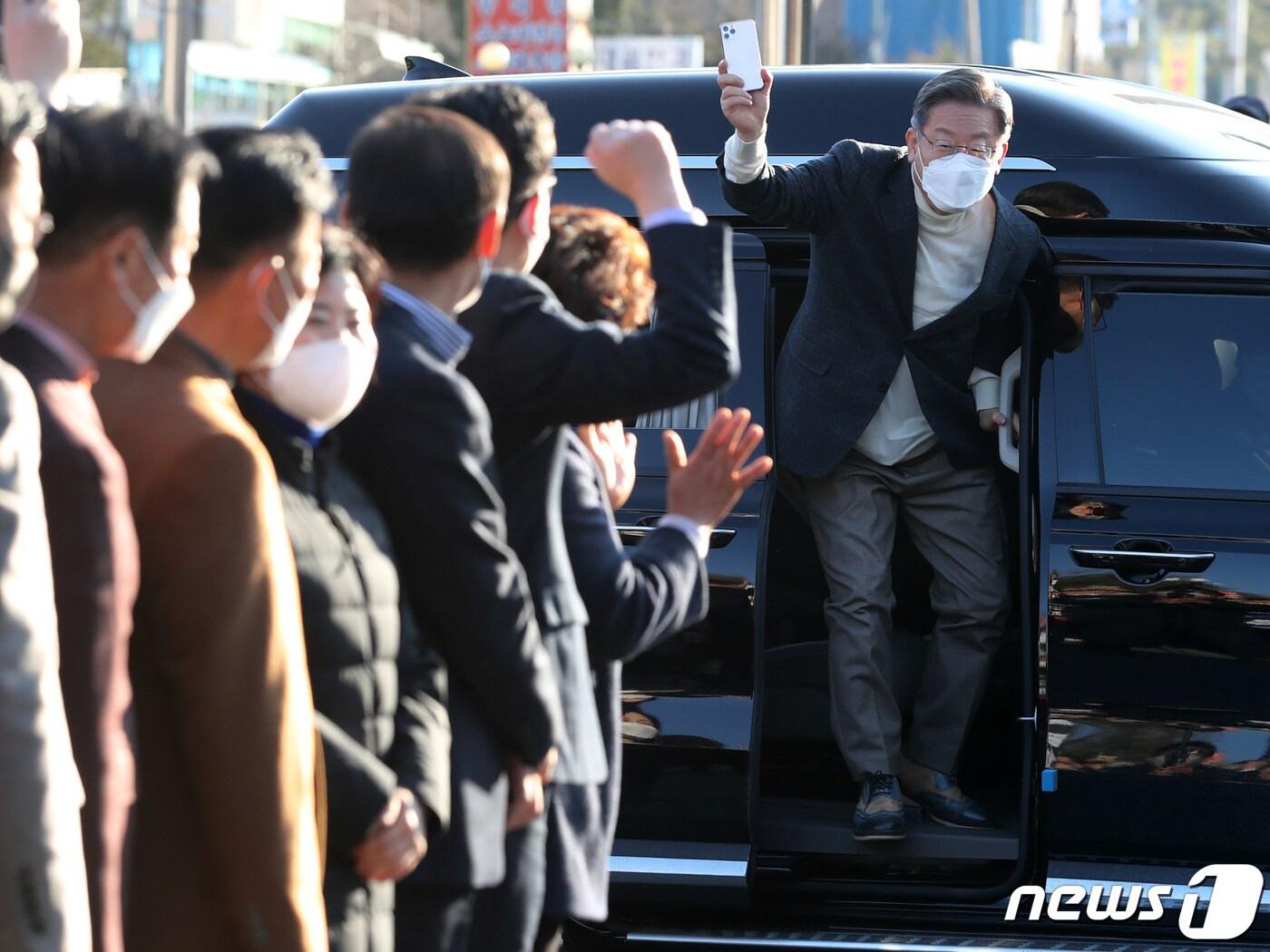 본문 이미지 - 이재명 더불어민주당 대선 후보가 5일 오후 전북 진안군 진안인삼상설시장을 방문해 차에서 내리고 있다. 2021.12.5/뉴스1 ⓒ News1 구윤성 기자