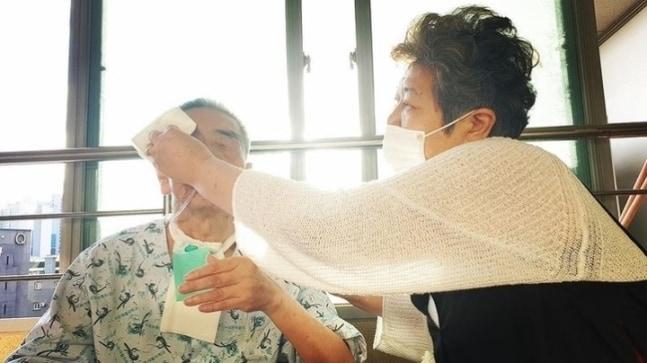 본문 이미지 - 소설가 이외수씨의 아들 이한얼씨가 SNS를 통해 전한 부모님의 근황ⓒ 뉴스1