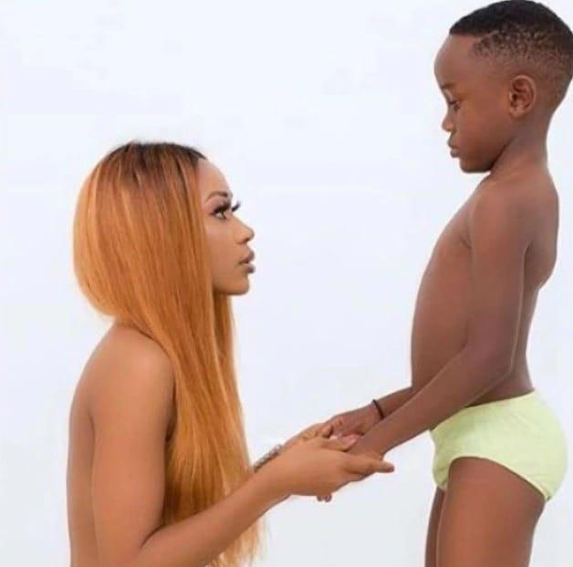 본문 이미지 - 가나 여배우 아쿠아펨 폴루(왼쪽)가 지난해 6월 아들의 7번째 생일을 맞아 찍은 누드 화보. (더선 갈무리) ⓒ 뉴스1