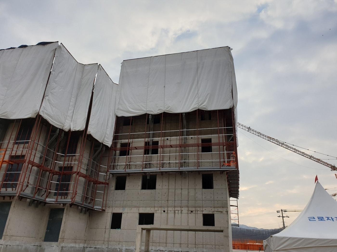 본문 이미지 - DSG 장비로 설치한 갱폼_판교퍼스트힐 푸르지오 현장(대우건설 제공) ⓒ 뉴스1