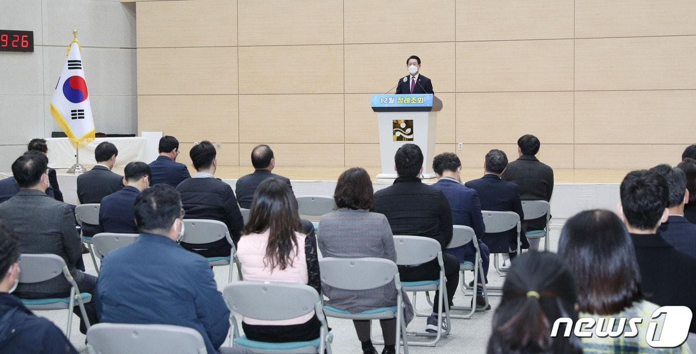 본문 이미지 - 김영록 전라남도지사가 6일 오전 도청 왕인실에서 공감과 소통을 위한 12월 정례조회에서 인사말을 하고 있다.(전남도 제공) 2021.12.6/뉴스1 ⓒ News1