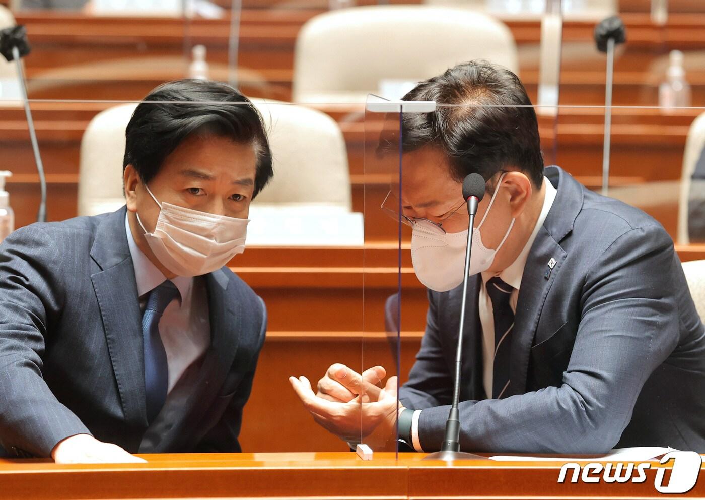 송영길 더불어민주당 대표(오른쪽)가 지난해 12월6일 오후 서울 여의도 국회에서 열린 정책의원총회에서 민주연구원장인 노웅래 의원과 대화하고 있다. 2021.12.6/뉴스1 ⓒ News1 이동해 기자