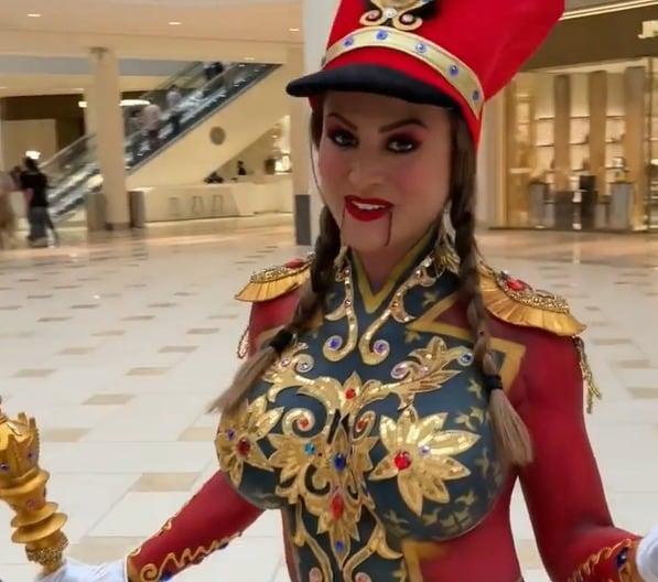 본문 이미지 - 콜롬비아 출신 모델 프란시아 제임스(31)가 호두까기 인형으로 보디페인팅한 모습. (인스타그램 갈무리) ⓒ 뉴스1