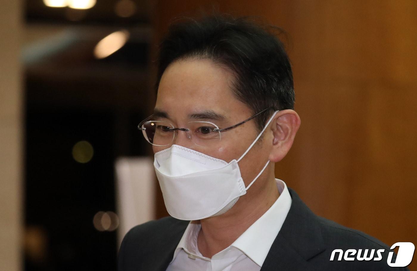 본문 이미지 - 이재용 삼성전자 부회장이 지난 6일 오후 서울김포비즈니스항공센터(SGBAC)에서 UAE(아랍에미리트) 등 중동으로 출장 떠나고 있다. 삼성전자는 이 부회장의 출장 하루 뒤인 7일 대표이사 전원을 교체하는 사장단 인사를 발표했다. 2021.12.6/뉴스1 ⓒ News1 김명섭 기자
