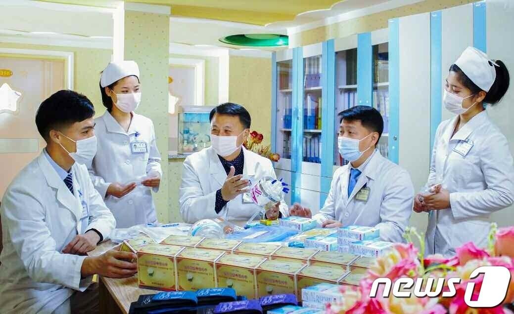 본문 이미지 - (평양 노동신문=뉴스1) = 북한 노동당 기관지 노동신문은 7일 "의약품과 의료기구, 의료용 소모품은 치료 예방사업의 기본수단이며 의료 봉사 수준은 그것을 어떻게 보장하는가에 크게 달려 있다＂라고 강조했다. 사진은 옥류아동병원 심장혈관외과 의료일꾼들. [국내에서만 사용가능. 재배포 금지. DB 금지. For Use Only in the Republic of Korea. Redistribution Prohibited] rodongphoto@news1.kr