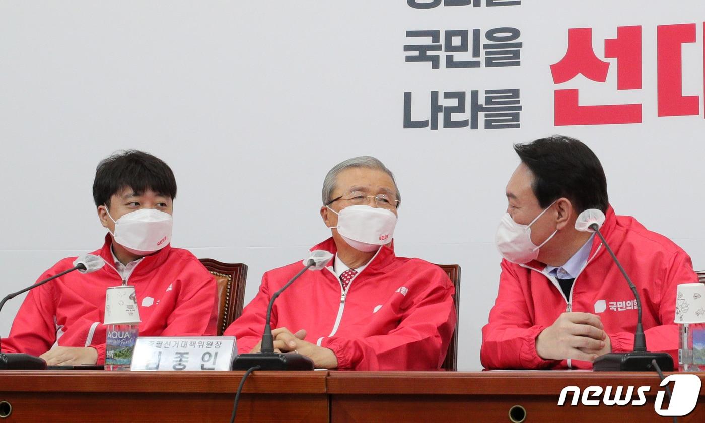 본문 이미지 - 윤석열 국민의힘 대선 후보가 7일 국회에서 열린 대통령선거 선거대책위원회의 1차 회의에서 김종인 총괄선대위원장(가운데), 이준석 대표와 이야기를 나누고 있다. 2021.12.7/뉴스1 ⓒ News1 오대일 기자