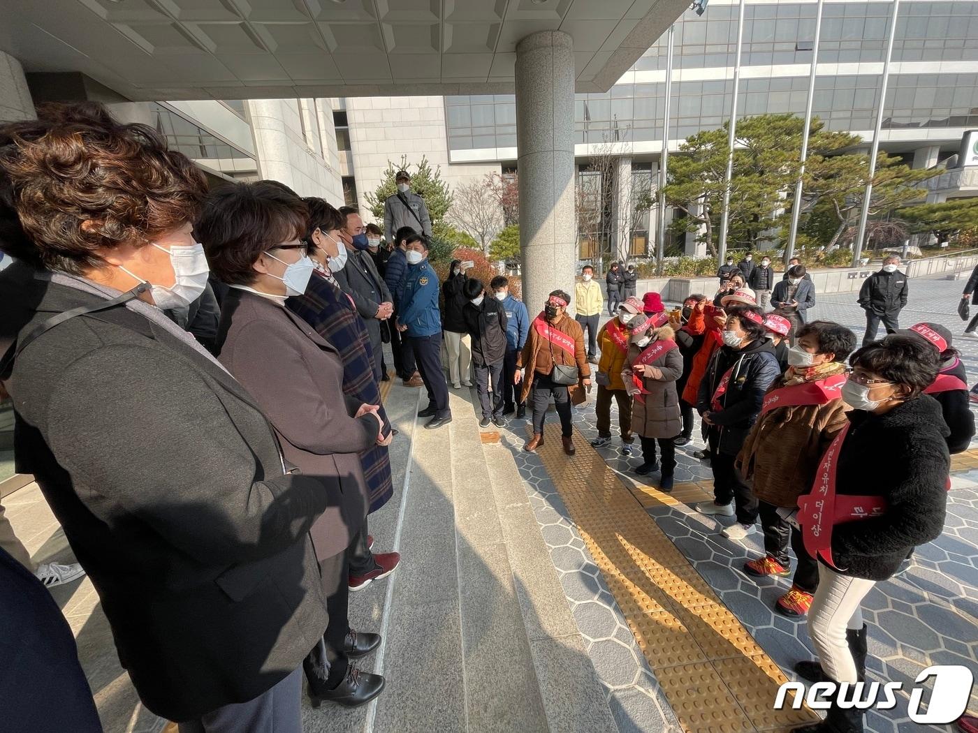 본문 이미지 - 7일 충북 충주시의회 시의원들과 라이트월드 상인들이 상가 철거 문제로 대화하고 있다.2021.12.7/ⓒ 뉴스1