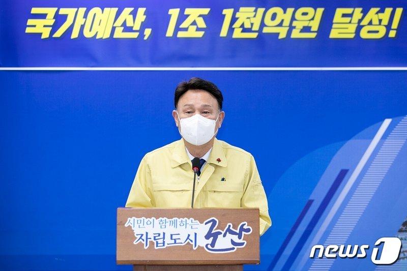 본문 이미지 - 강임준 군산시장이 내년도 국가예산 확보와 관련한 브리핑을 하고 있다.ⓒ 뉴스1