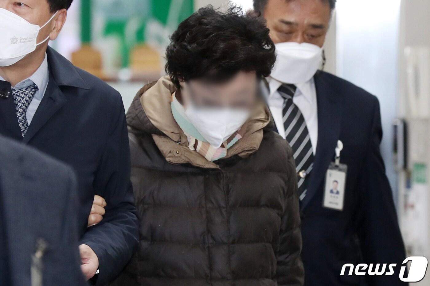 윤석열 국민의힘 대선후보의 장모 최모 씨가 7일 오후 서울 서초구 서울고등법원에서 열린 특정경제범죄 가중처벌 등에 관한 법률위반(사기)등의 혐의 관련 항소심 공판에 출석하고 있다. 2021.12.7/뉴스1 ⓒ News1 민경석 기자