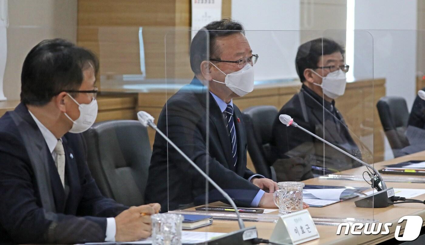 김부겸 국무총리가 7일 충북 청주시 오송읍 질병관리청 대회의실에서 열린 코로나19 오미크론 변이 대응 현장 간담회에서 인사말을 하고 있다. 2021.12.7/뉴스1 ⓒ News1 장수영 기자