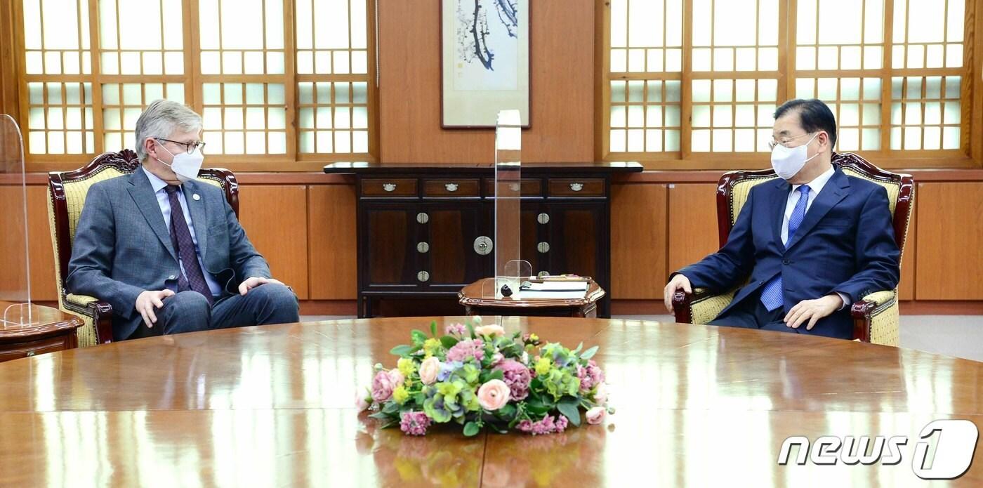 정의용(오른쪽) 장관이 7일 오후 서울 종로구 도렴동 외교부 청사에서 장-피에르 라크루아 유엔 평화활동국(DPO) 사무차장과 접견했다.(외교부 제공)ⓒ 뉴스1