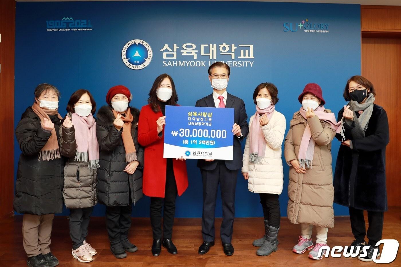 본문 이미지 - 김일목 삼육대 총장(오른쪽에서 4번째)과 삼육대 교수 부인회 '삼육사랑샵' 회원들. (삼육대 제공)/뉴스1 ⓒ 뉴스1