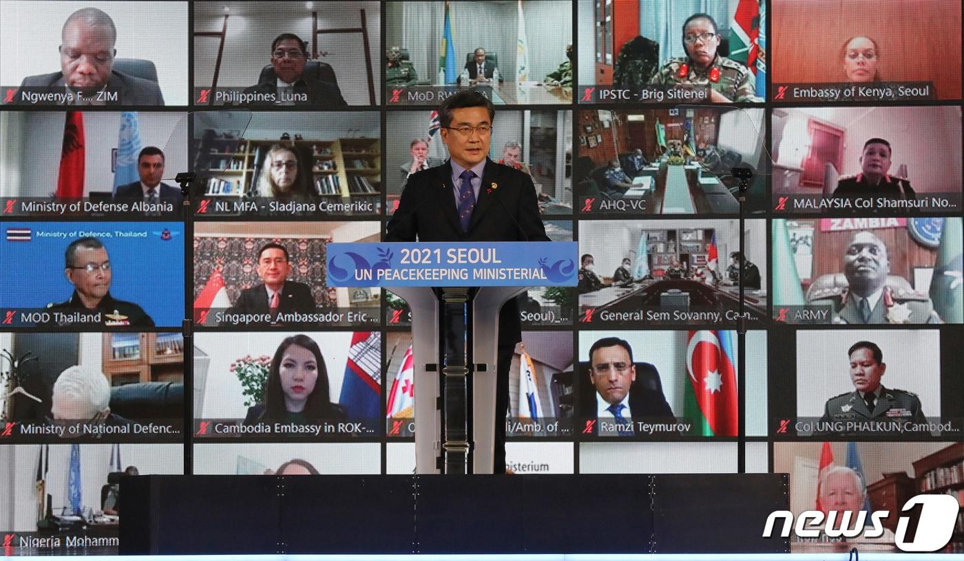 본문 이미지 - 서욱 국방부 장관이 7일 오후 서울 용산구 그랜드하얏트호텔에서 열린 '2021 서울 유엔 평화유지 장관회의' 개회식에 참석,개회사를 하고 있다. 2021.12.7/뉴스1 ⓒ News1 박세연 기자