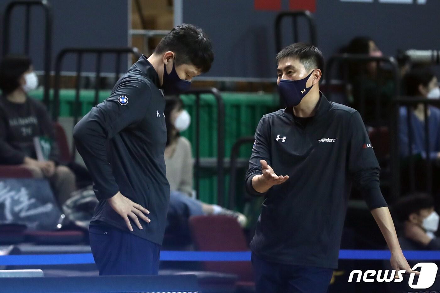 본문 이미지 - 서울 삼성의 이상민 감독(오른쪽)과 이규섭 코치. /뉴스1 ⓒ News1 황기선 기자