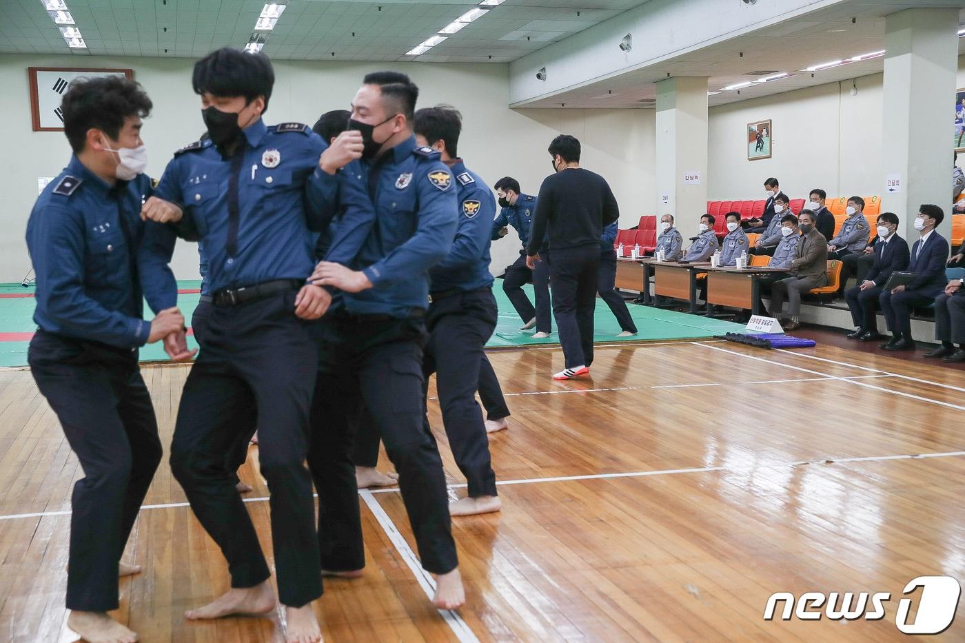 본문 이미지 - 7일 서울 서대문구 미근동 경찰청에서 경찰관들이 물리력 대응 강화 훈련을 하고 있다.  사진과 기사는 관계 없습니다.(경찰청 제공) 2021.12.7/뉴스1