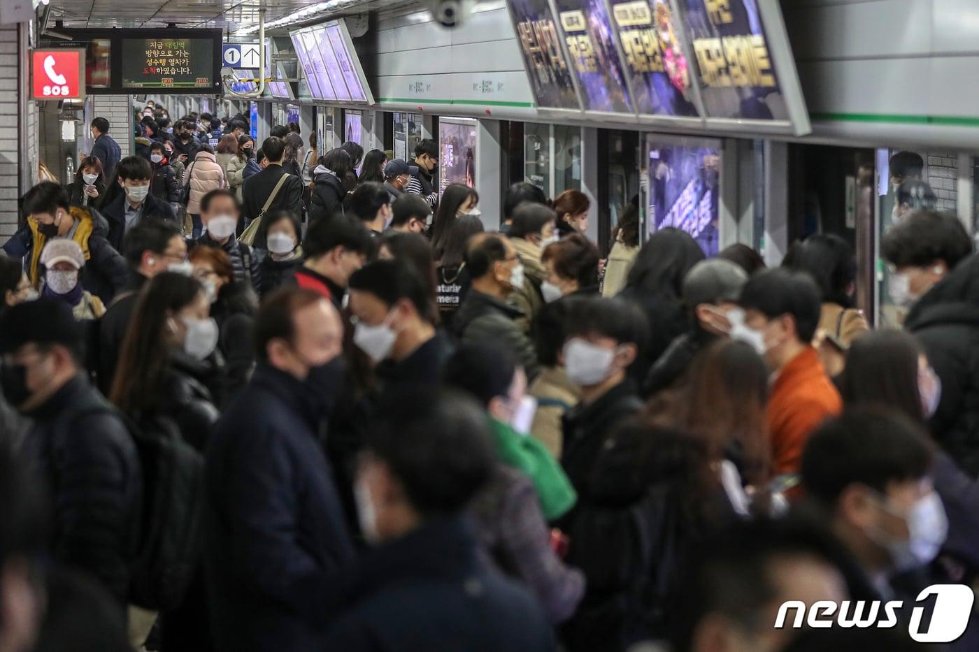 본문 이미지 - 서울 구로구 지하철 2호선 신도림역 승강장에서 마스크를 쓴 시민들이 출근길 발걸음을 재촉하고 있다. 2021.12.8/뉴스1 ⓒ News1 민경석 기자