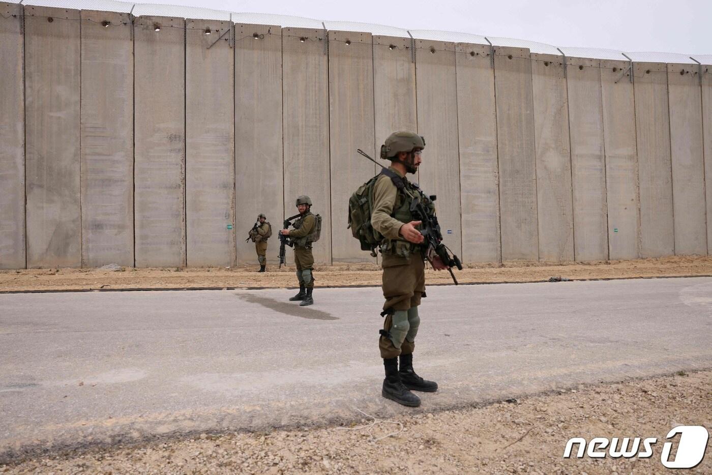 7일 가자지구 국경지대 인근에서 이스라엘 병사들이 보초를 서고 있다. ⓒ AFP=뉴스1