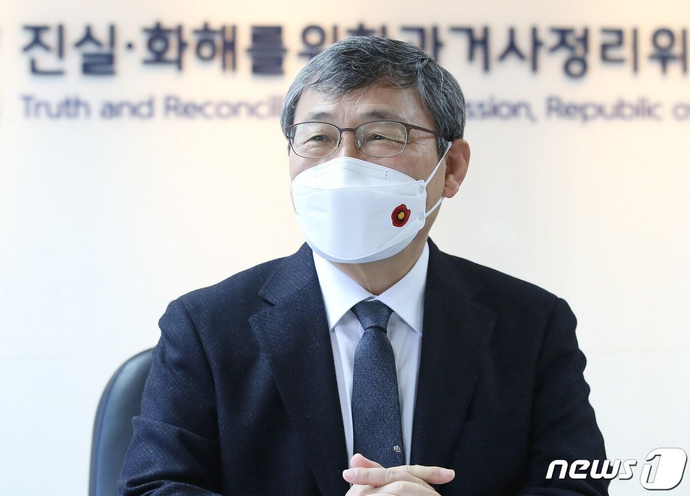 본문 이미지 - 정근식 진실·화해를위한과거사정리위원회(이하 진실화해위) 위원장이 8일 오전 서울 중구 퇴계로 진실화해위 사무실에서 뉴스1과 인터뷰를 갖고 있다. 2021.12.8/뉴스1 ⓒ News1 임세영 기자