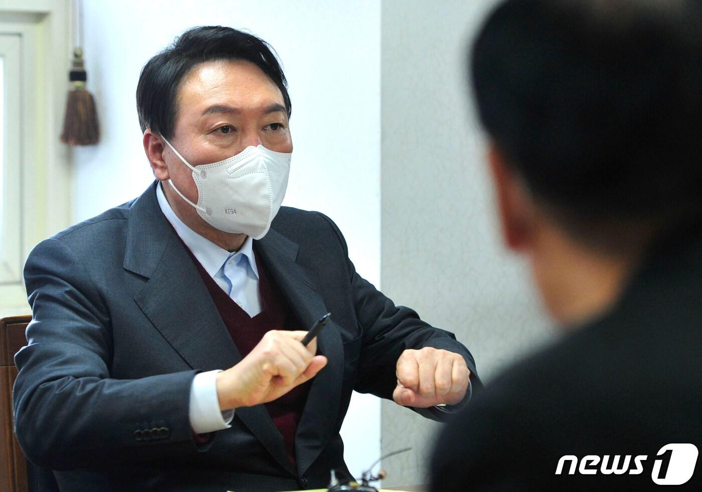 윤석열 국민의힘 대선 후보가 8일 서울 서초구 재경광주전남향우회 회의실에서 열린 '윤석열 대선후보 초청 간담회'에서 발언을 하고 있다. 2021.12.8/뉴스1 ⓒ News1 국회사진취재단