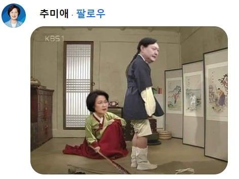본문 이미지 - 추미애 전 법무부 장관은 8일, 김성회 열린민주당 대변인의 페이스북에 윤석열 국민의힘 대선후보에게 회초리를 대는 패러디물을 실어, 윤석열 잡는 사람은 추미애뿐임을 강조했다. (페이스북 갈무리) ⓒ 뉴스1