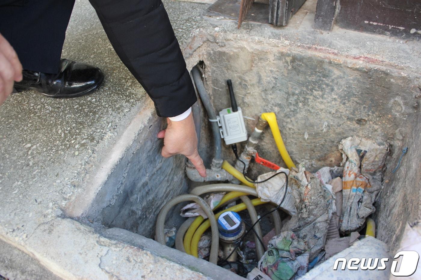 본문 이미지 - 청주의 한 건물 출입구 수도계량기에 설치된 무선원격검침시스템ⓒ 뉴스1