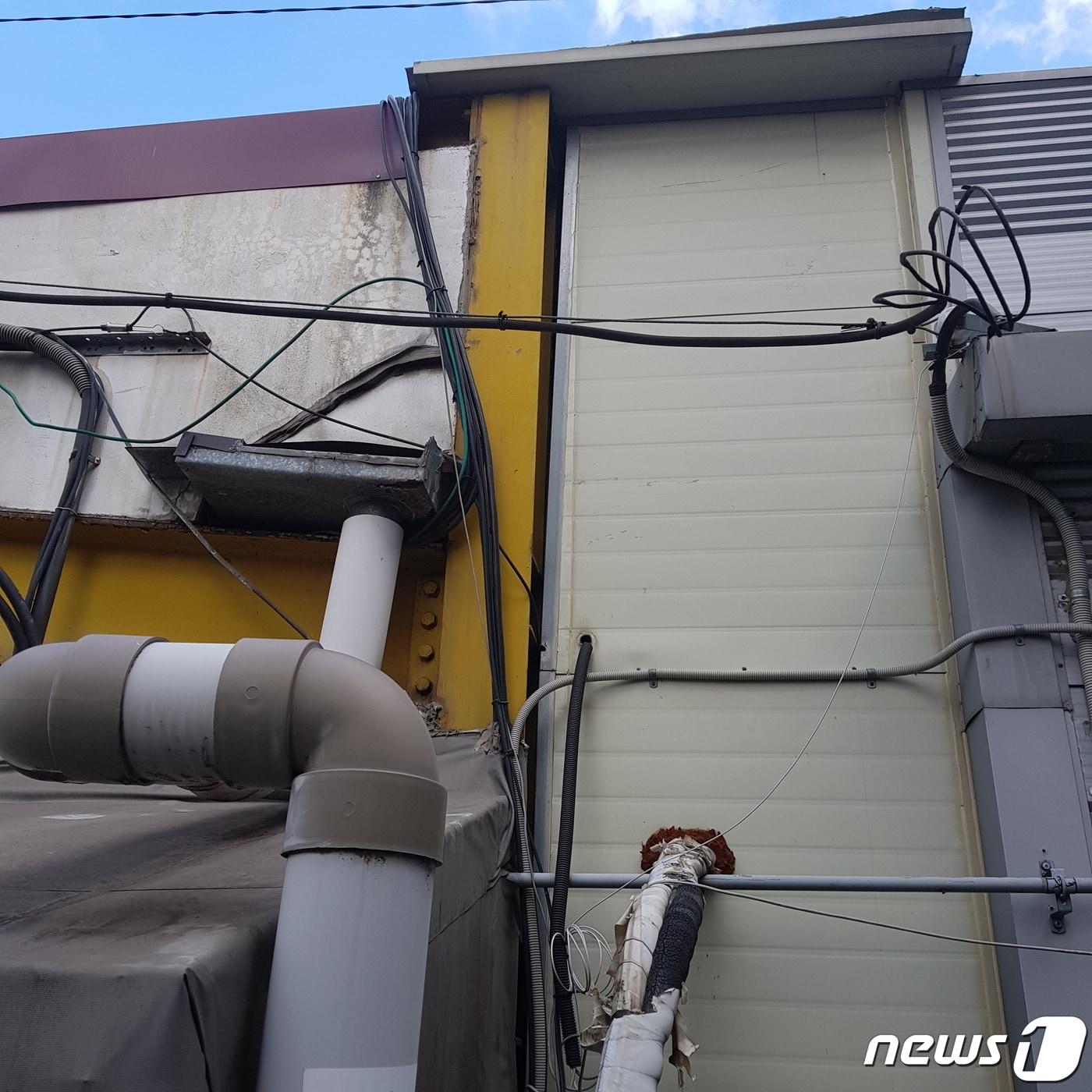 본문 이미지 - 지반침하로 기울어지며 틈이 생긴 건물과 건물 사이.ⓒ News1 김평석 기자