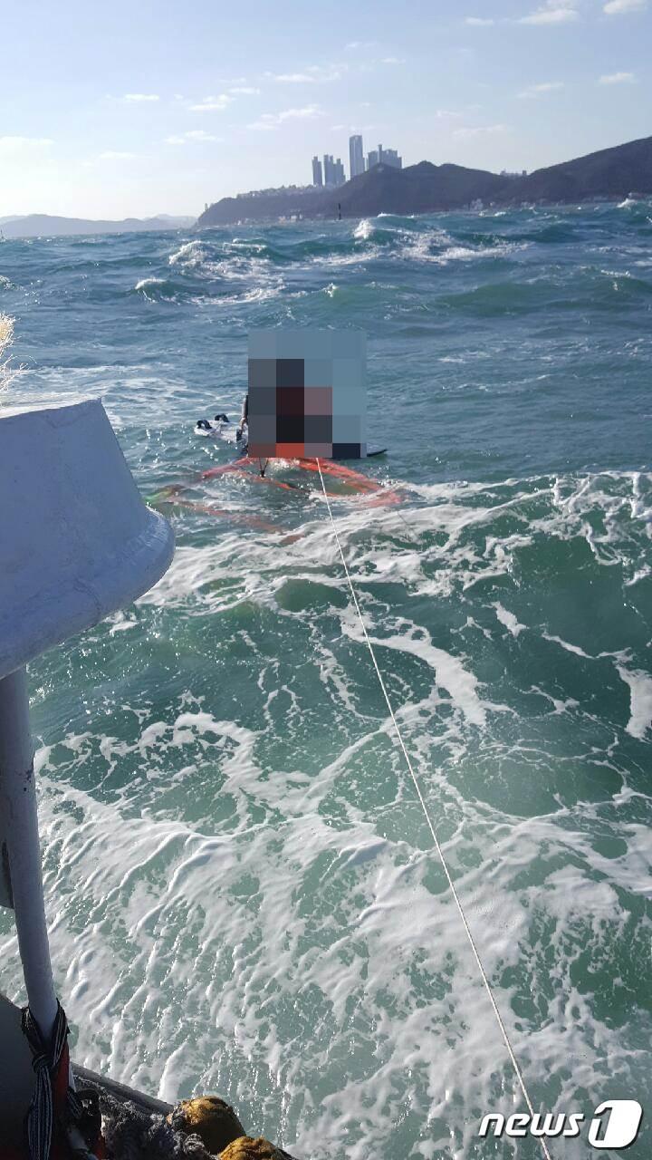 본문 이미지 - 해경이 표류 중이던 윈드서핑객을 구조하고 있다(부산해경 제공)ⓒ 뉴스1