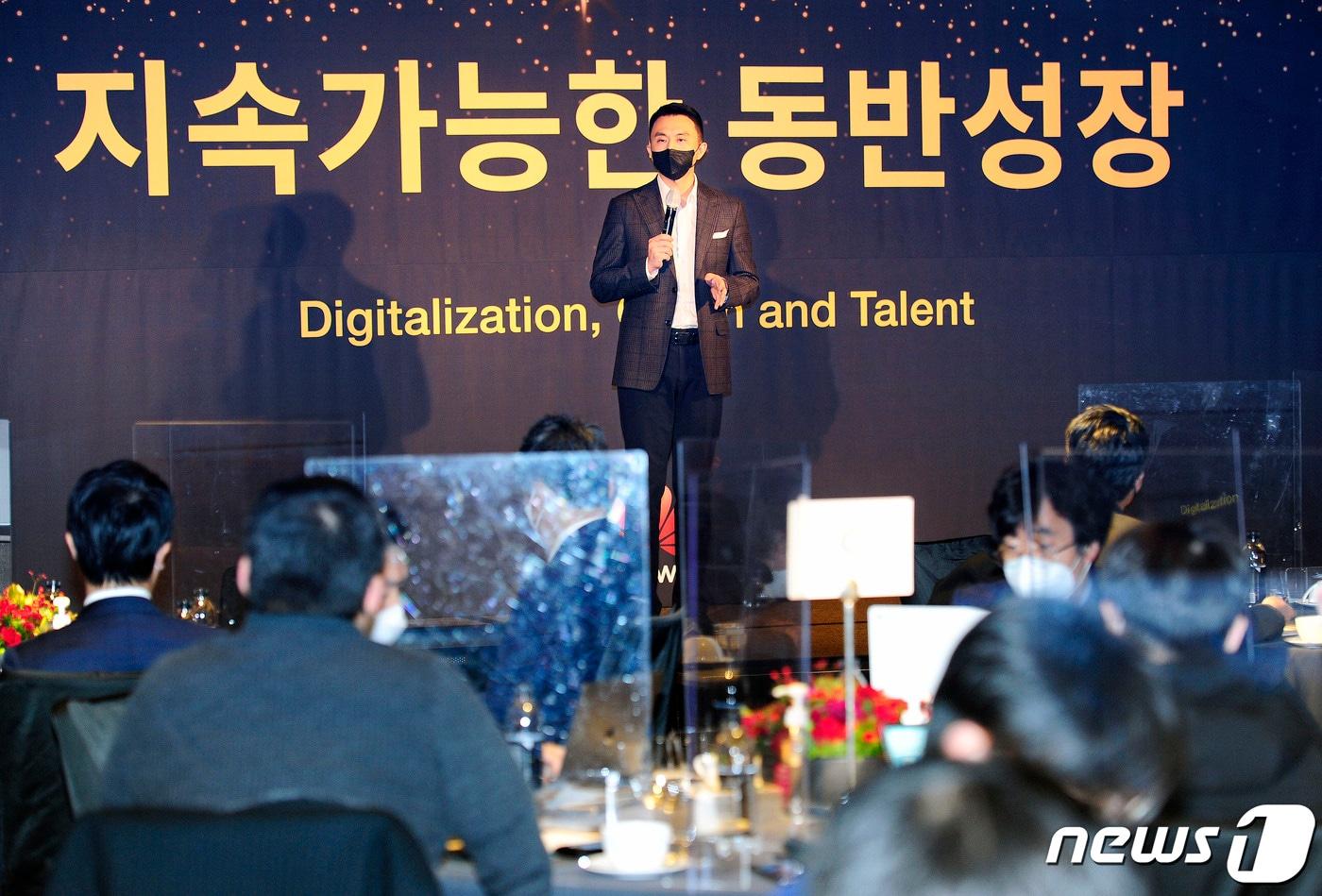 본문 이미지 - 화훼이가 8일 서울 종로구 포시즌스 호텔에서 '지속가능한 동반성장'을 주제로 행사를 열었다. 사진은 손루원 한국화웨이 최고경영자(CEO)가 발표하는 모습. ⓒ 뉴스1