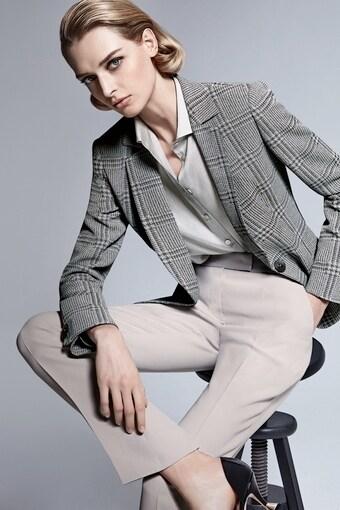 본문 이미지 - 조르지오아르마니 여성 맞춤슈트 서비스.ⓒ 뉴스1