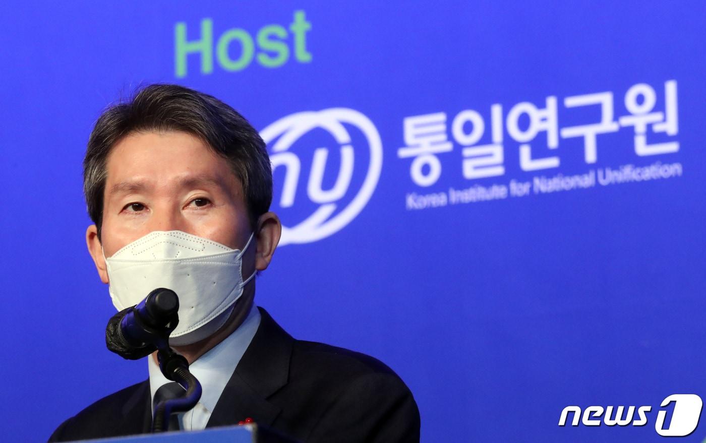 본문 이미지 - 이인영 통일부 장관이 9일 서울 중구 플라자 호텔에서 열린 통일연구원 30주년 기념 국제학술회의에서 축사를 하고 있다. 2021.12.9/뉴스1 ⓒ News1 김명섭 기자