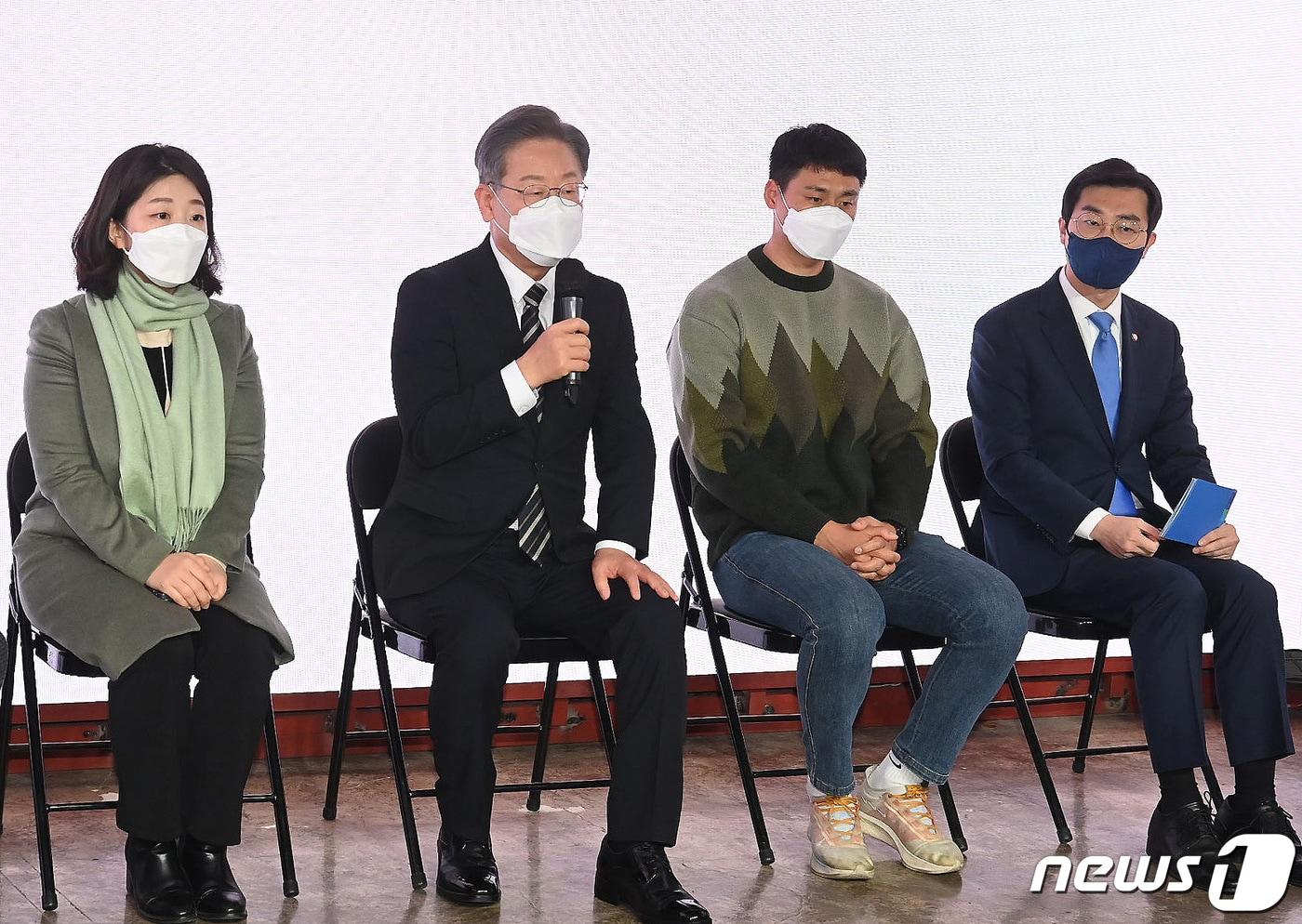 이재명 더불어민주당 대선후보(왼쪽 두번째)가 9일 오전 서울 마포구 가온 스테이지에서 열린 '정당혁신추진위원회 출범식'에서 모두발언을 하고 있다. 2021.12.9/뉴스1 ⓒ News1 국회사진취재단