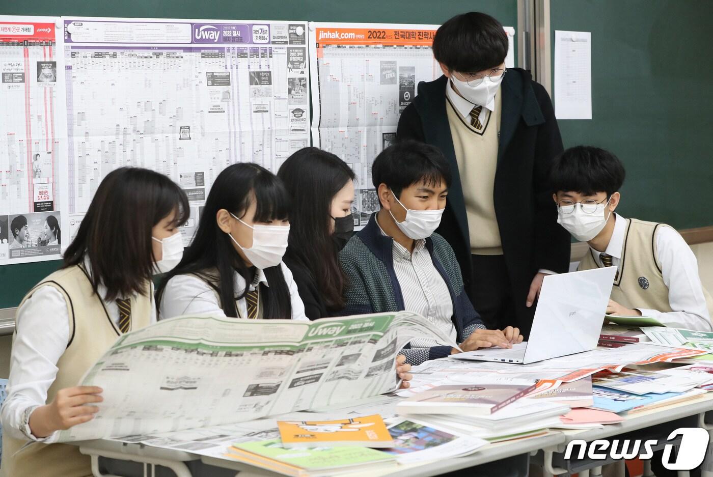 2022학년도 대학수학능력시험 성적표 배부 하루 전인 9일 오전 경기도 화성시 동탄고등학교에서 수험생들과 선생님이 정시 배치참고표를 살펴보며 진학상담을 하고 있다. 2021.12.9/뉴스1 ⓒ News1 김영운 기자