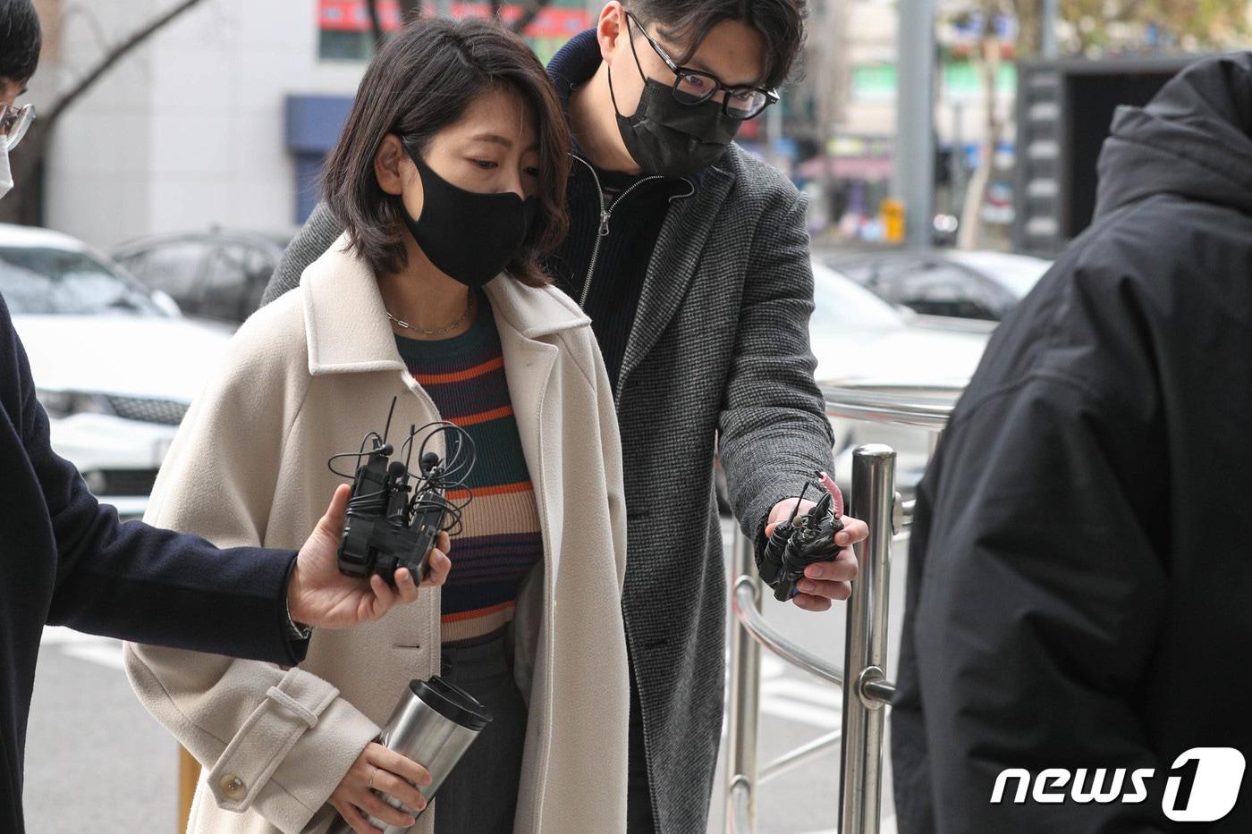 대규모 환불사태를 일으킨 머지포인트의 운영사 머지플러스 권남희 대표가 영장실질심사를 받기 위해 9일 오후 서울 양천구 남부지법으로 출석하고 있다. 2021.12.9/뉴스1 ⓒ News1 성동훈 기자