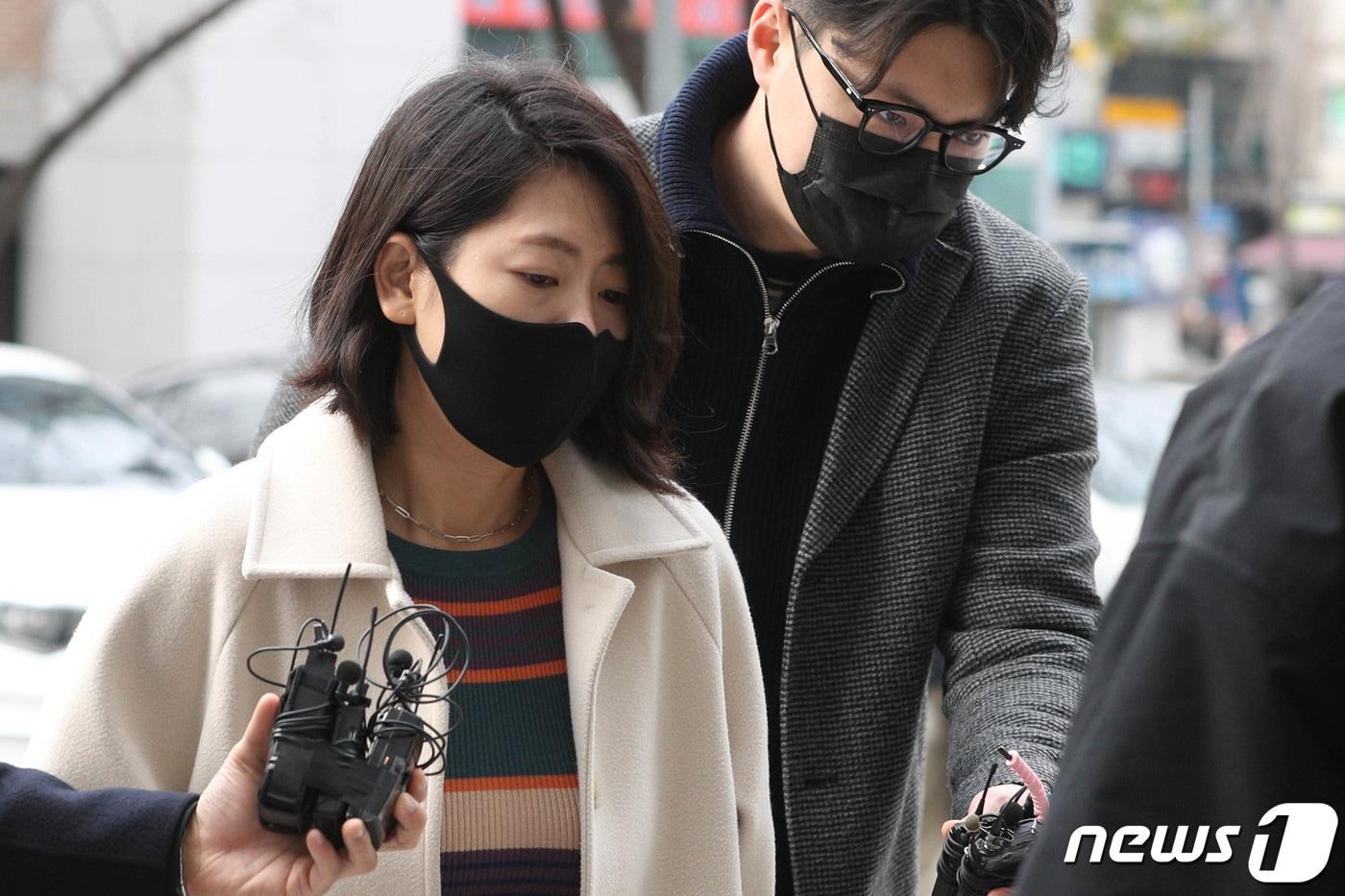 대규모 환불사태를 일으킨 머니포인트의 운영사 머지플러스 권남희 대표가 영장실질심사를 받기 위해 지난해 12월9일 오후 서울 양천구 남부지법으로 출석하고 있다. 2021.12.9/뉴스1 ⓒ News1 성동훈 기자