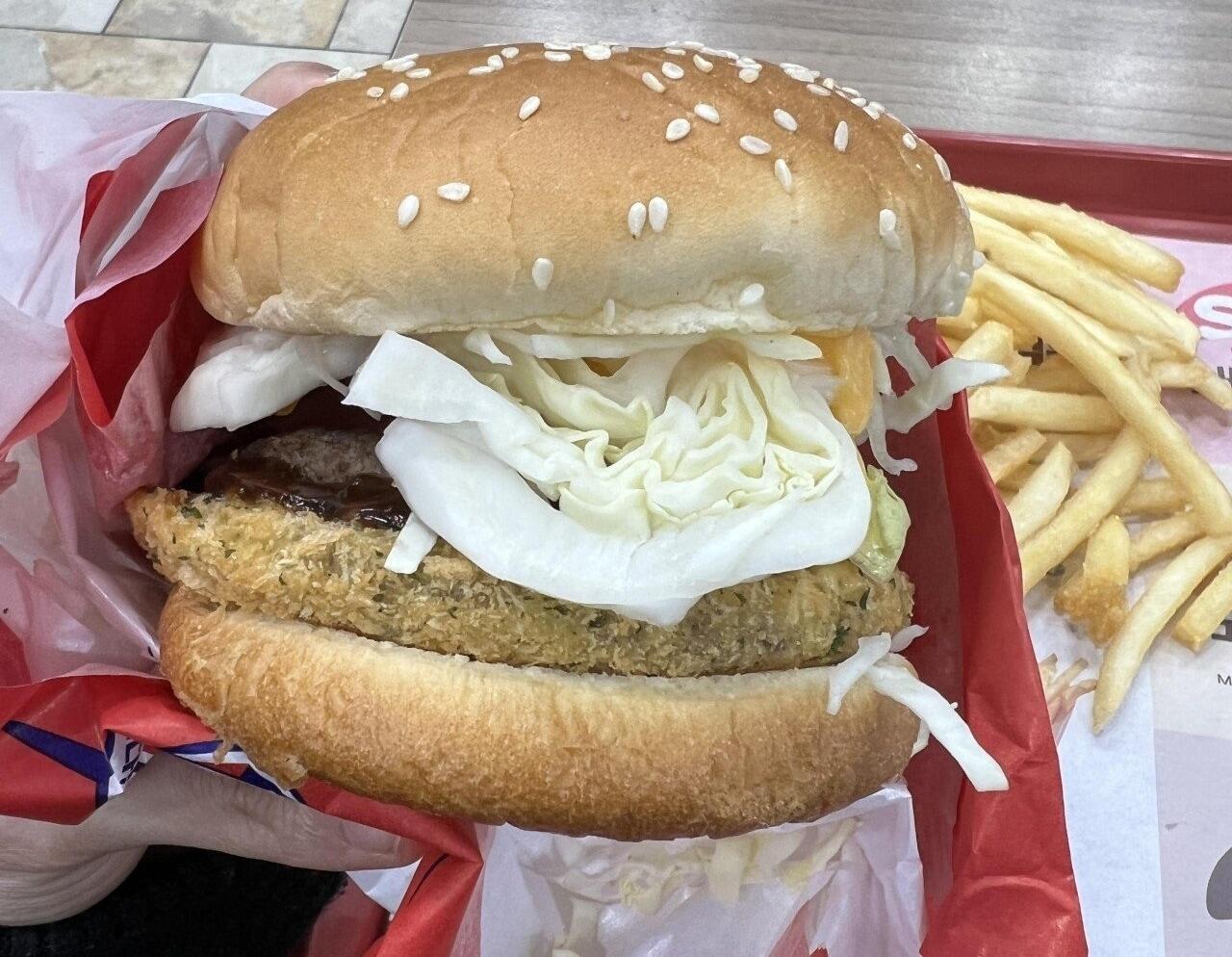 본문 이미지 - 롯데리아 유러피언 프리코 치즈버거에 들어있는 양배추. (온라인 커뮤니티 갈무리) ⓒ 뉴스1