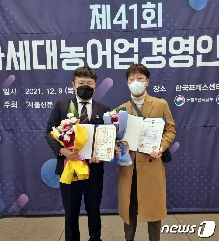 본문 이미지 - 전북 정읍시 청년 농업인 류호인씨(33)씨와 정왕용씨(37)가 9일 제41회 차세대 농어업경영인 대상에서 각각 국무총리 표창과 농림축산식품부 장관 표창을 받았다.ⓒ 뉴스1